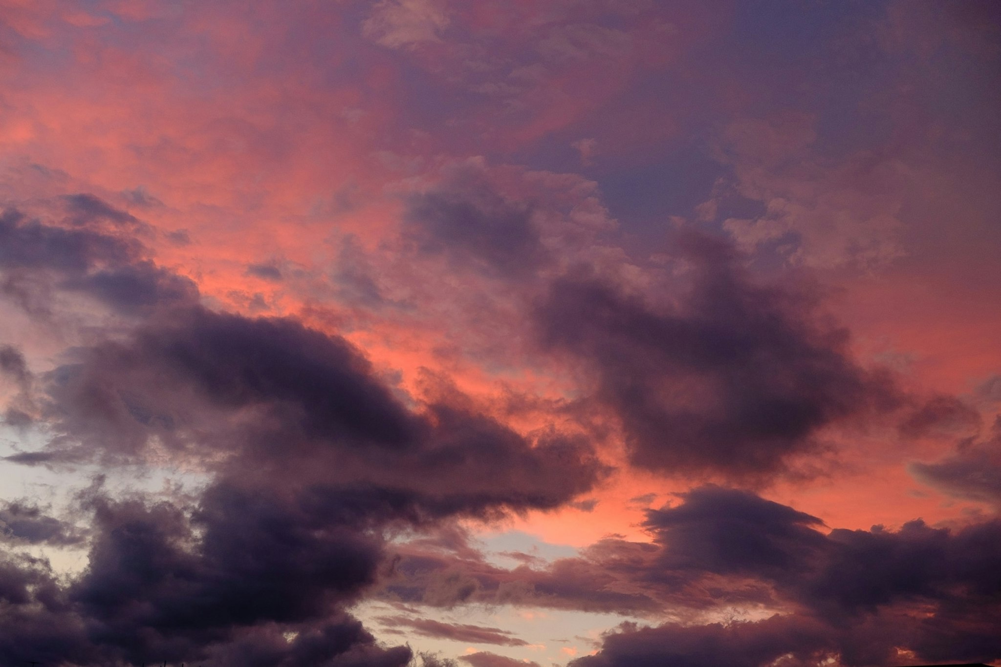 Una nebulosa cielo al tramonto, passando da rosa a viola.