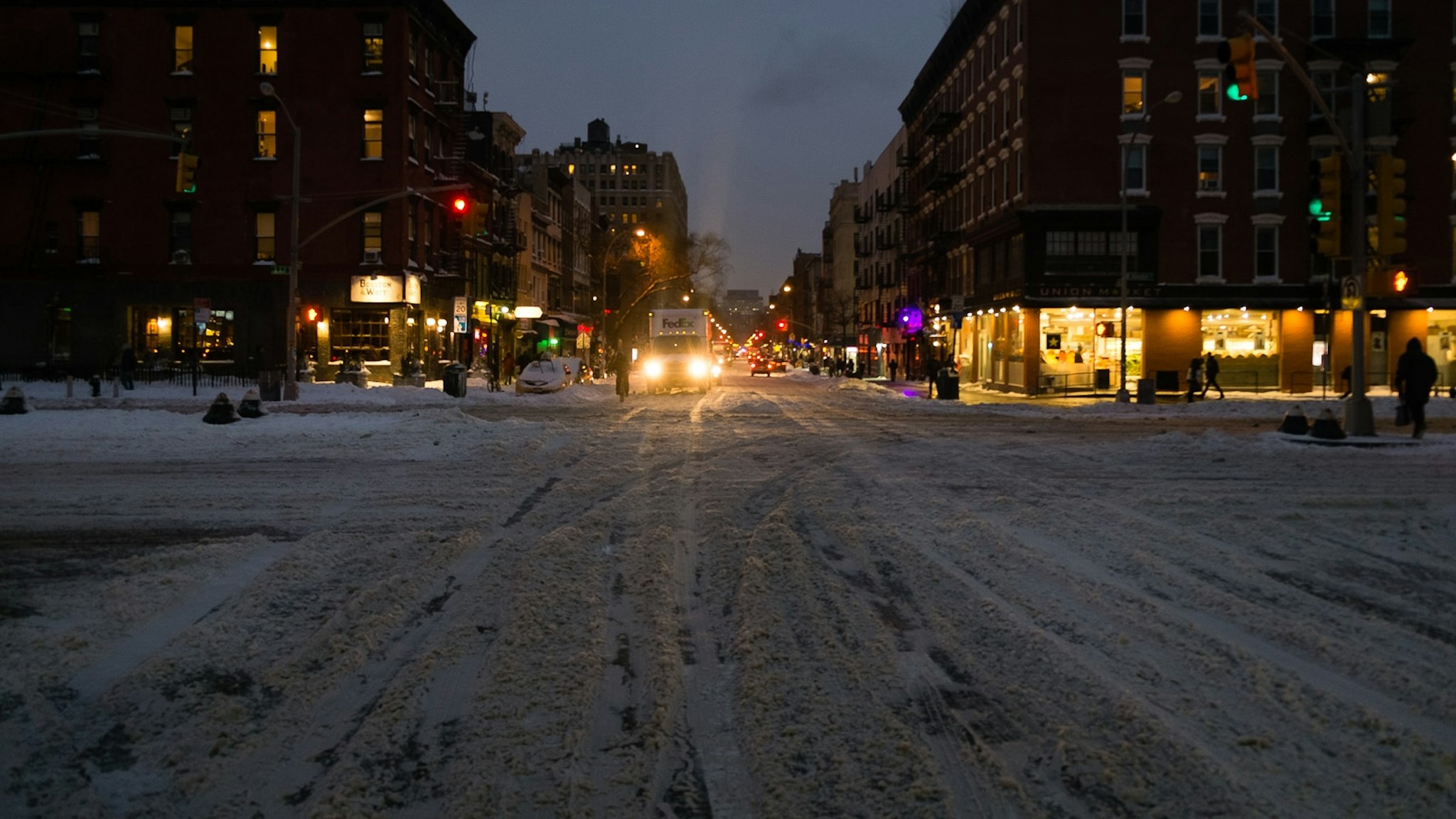 Fa buio su New York innevata