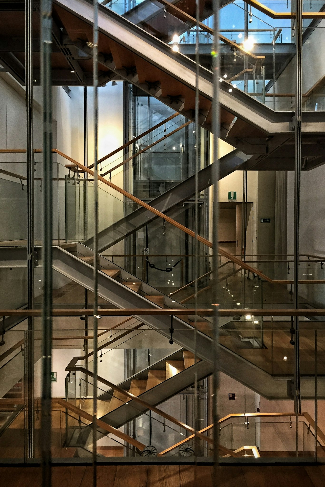 Vetrata spira con cerniere metalliche.