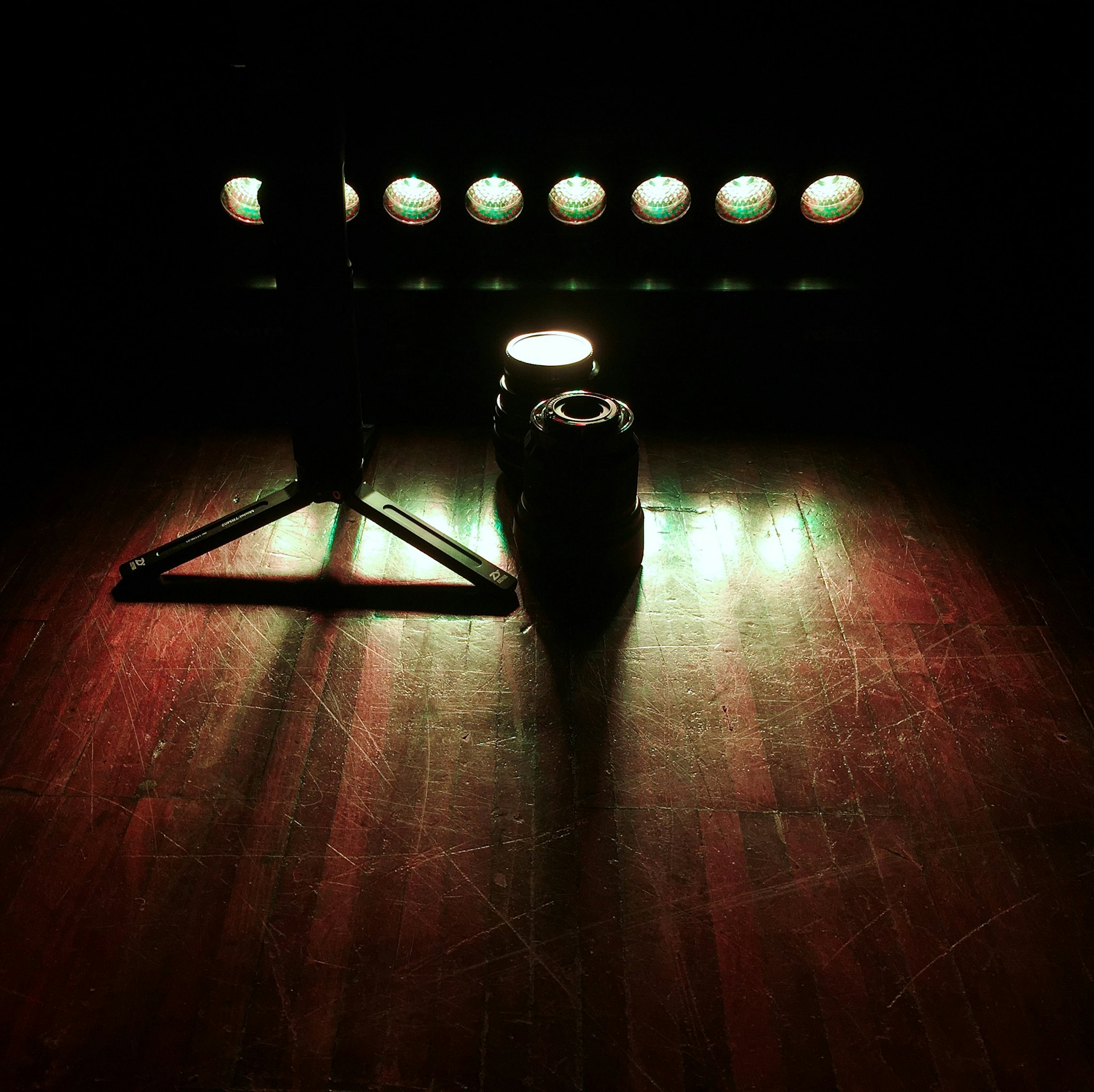 Scena con focale, stand per microfono e camerino sul pavimento.