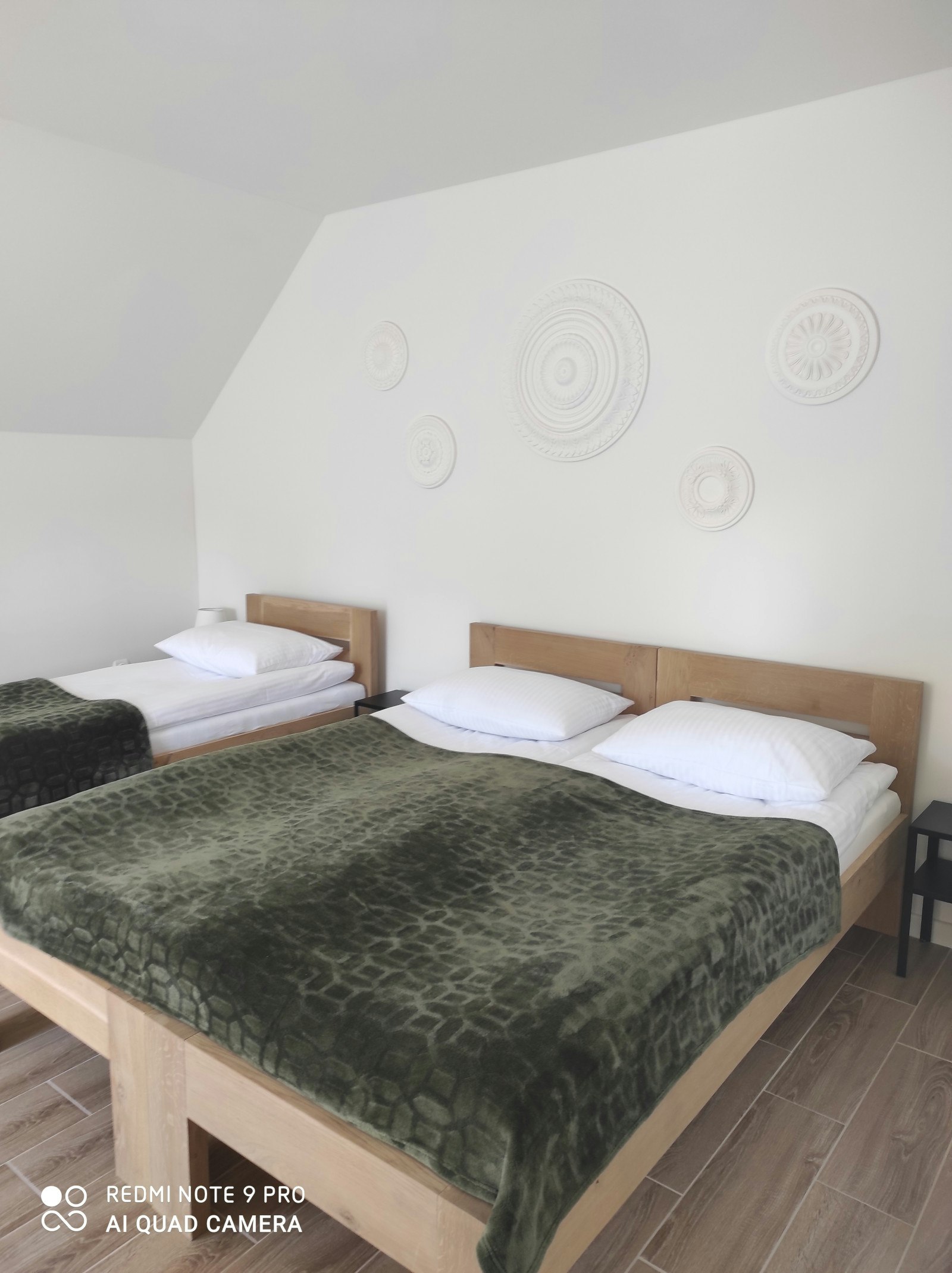 Pokój 3 os. - z łóżkiem małżeńskim oraz łóżko pojedyńcze