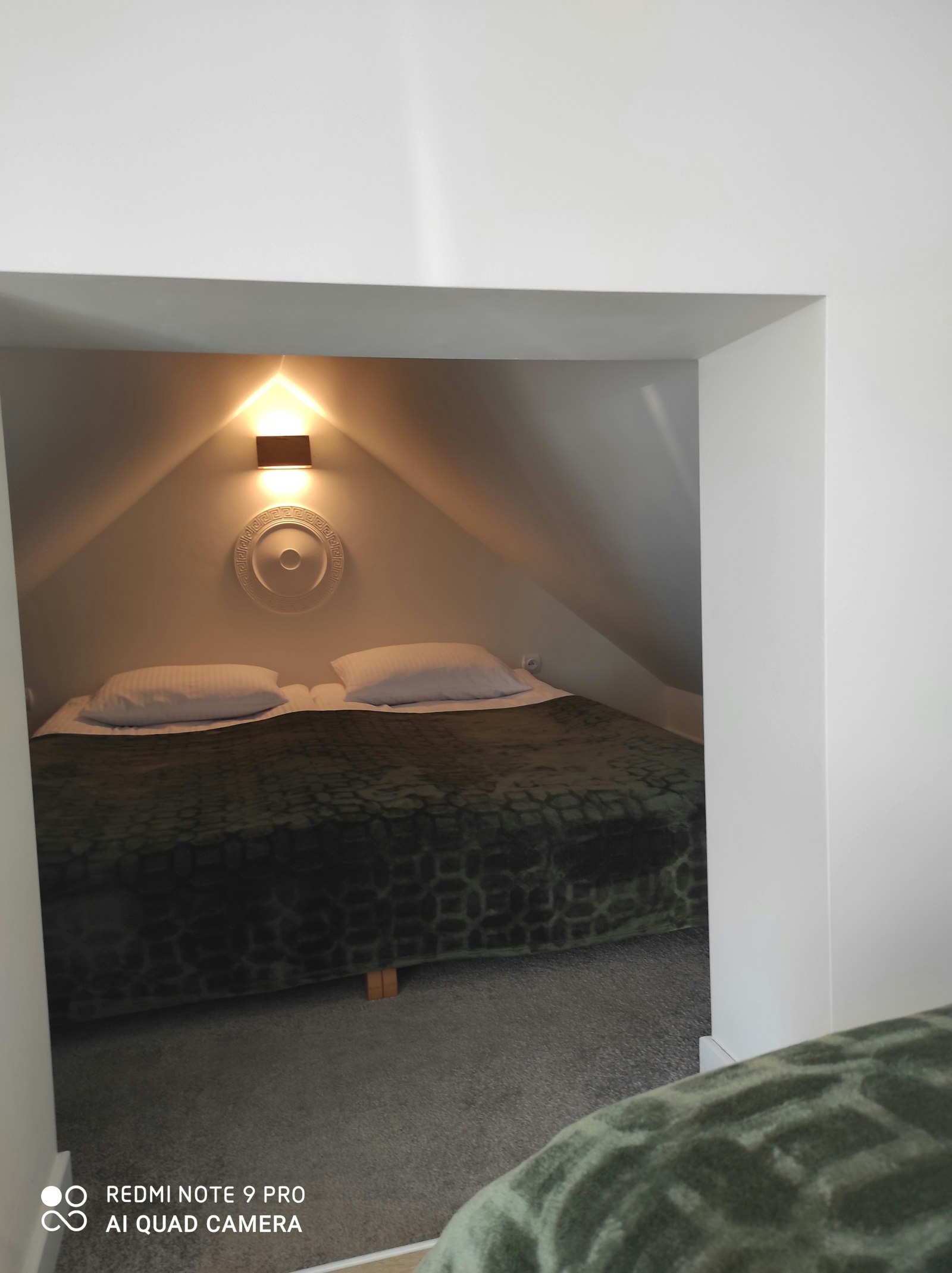 Pokój 5 os z tarasem, łóżkiem małżeńskim, pojedynczym łóżkiem + duży materac pod dachem (ulubione miejsce do spania nie tylko dla dzieci)