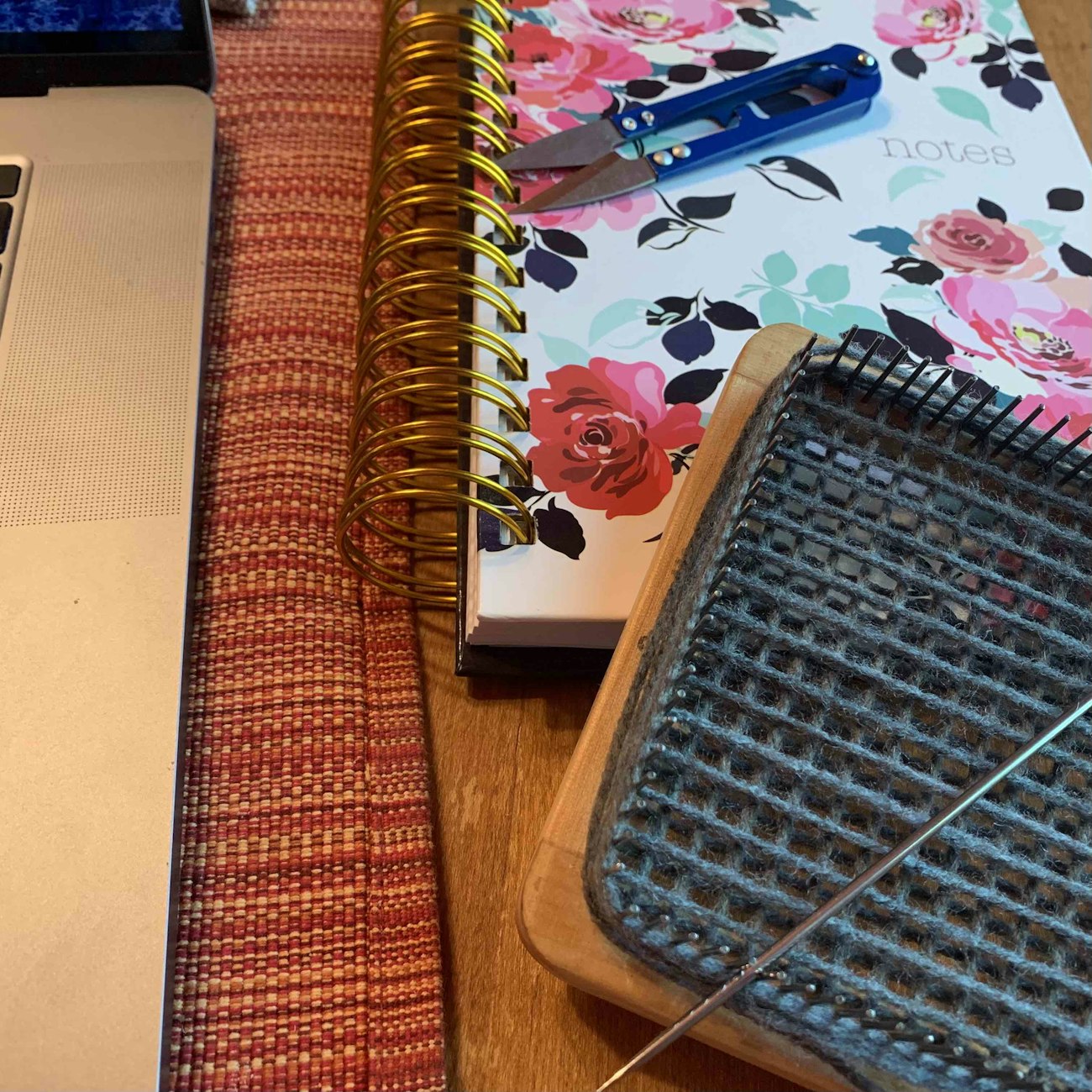 Pin loom with computer
