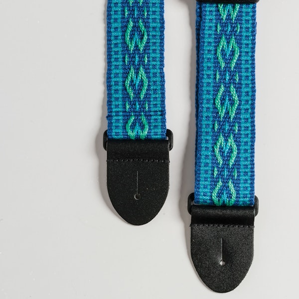 In this close view, you can see how the chain-like border adds just the right amount of extra interest while still highlighting the gorgeous pick-up motif in the center.