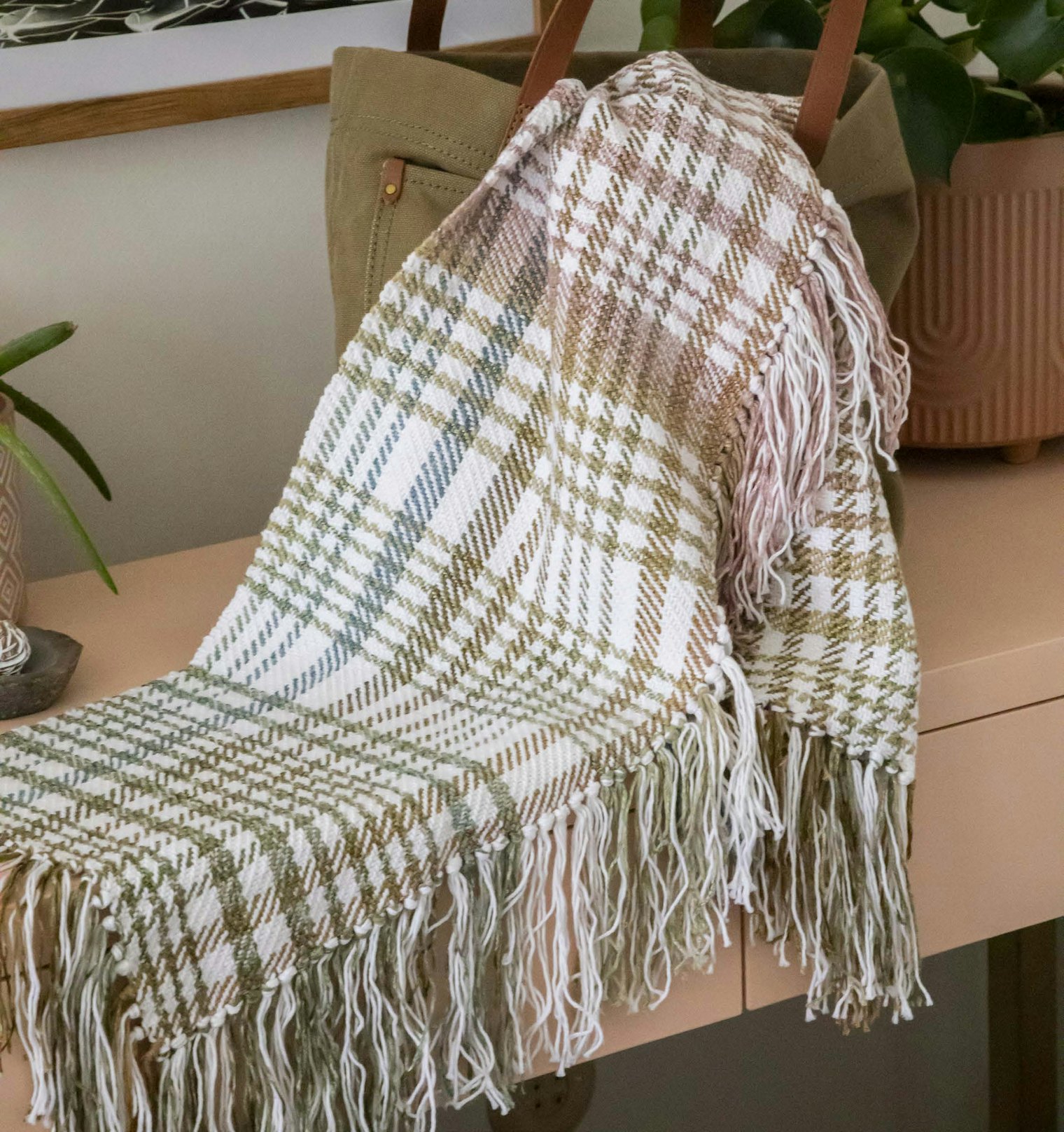 The Fashion Plaid Wrap by Sara Goldenberg White from Spring 2024 combines a simple plaid pattern with a straight twill for a complex-looking fabric that's easy to weave. Photo by Matt Graves