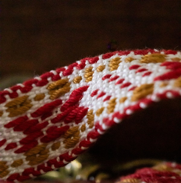 In this close view, you can see the speckled effect from using a border color that contrasts with the weft.