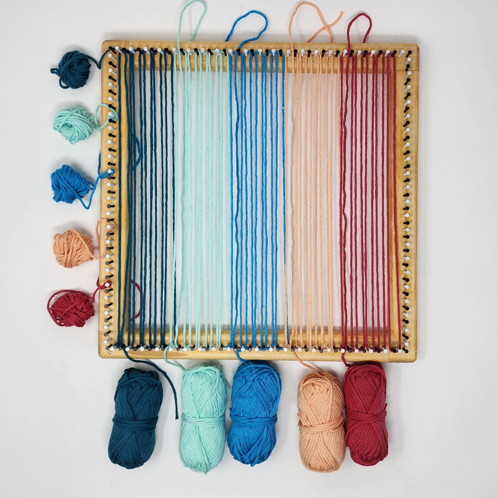 Learn how to weave a gamp and choose colors on the pin loom.