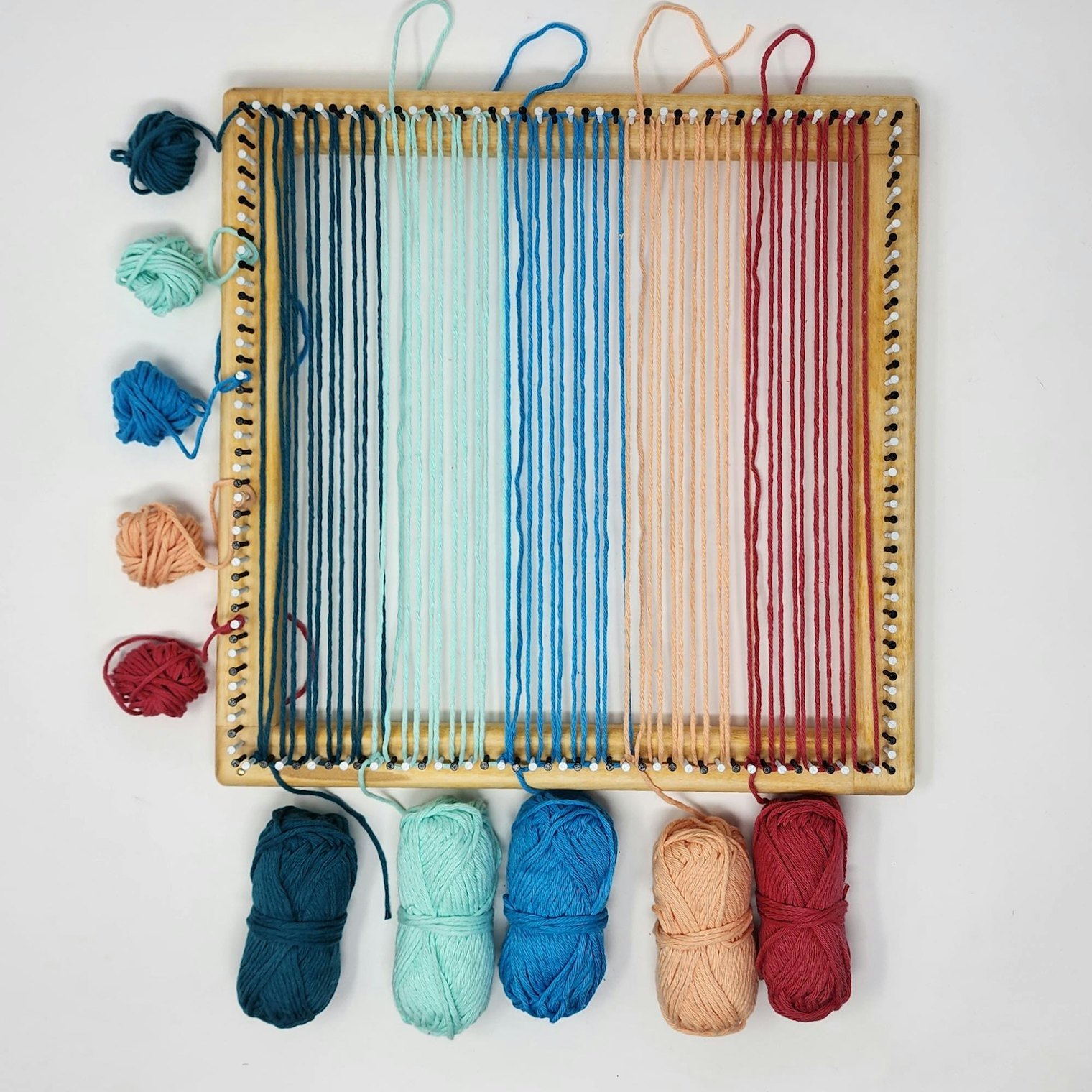 Learn how to weave a gamp and choose colors on the pin loom.