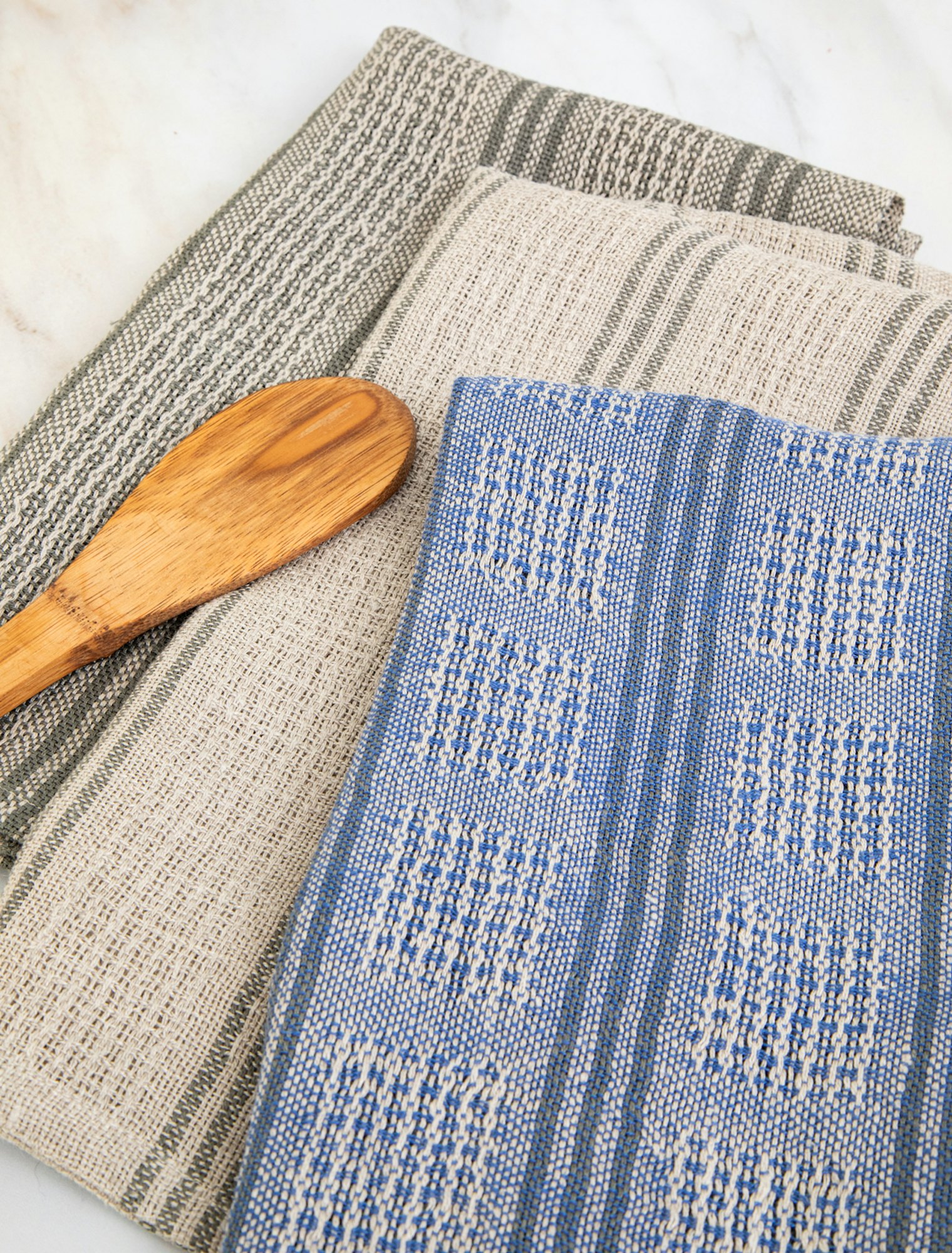 Featuring the classic combination of linen and lace, Malynda Allen’s heirloom-quality Country Linen Towels are as durable as they are beautiful.