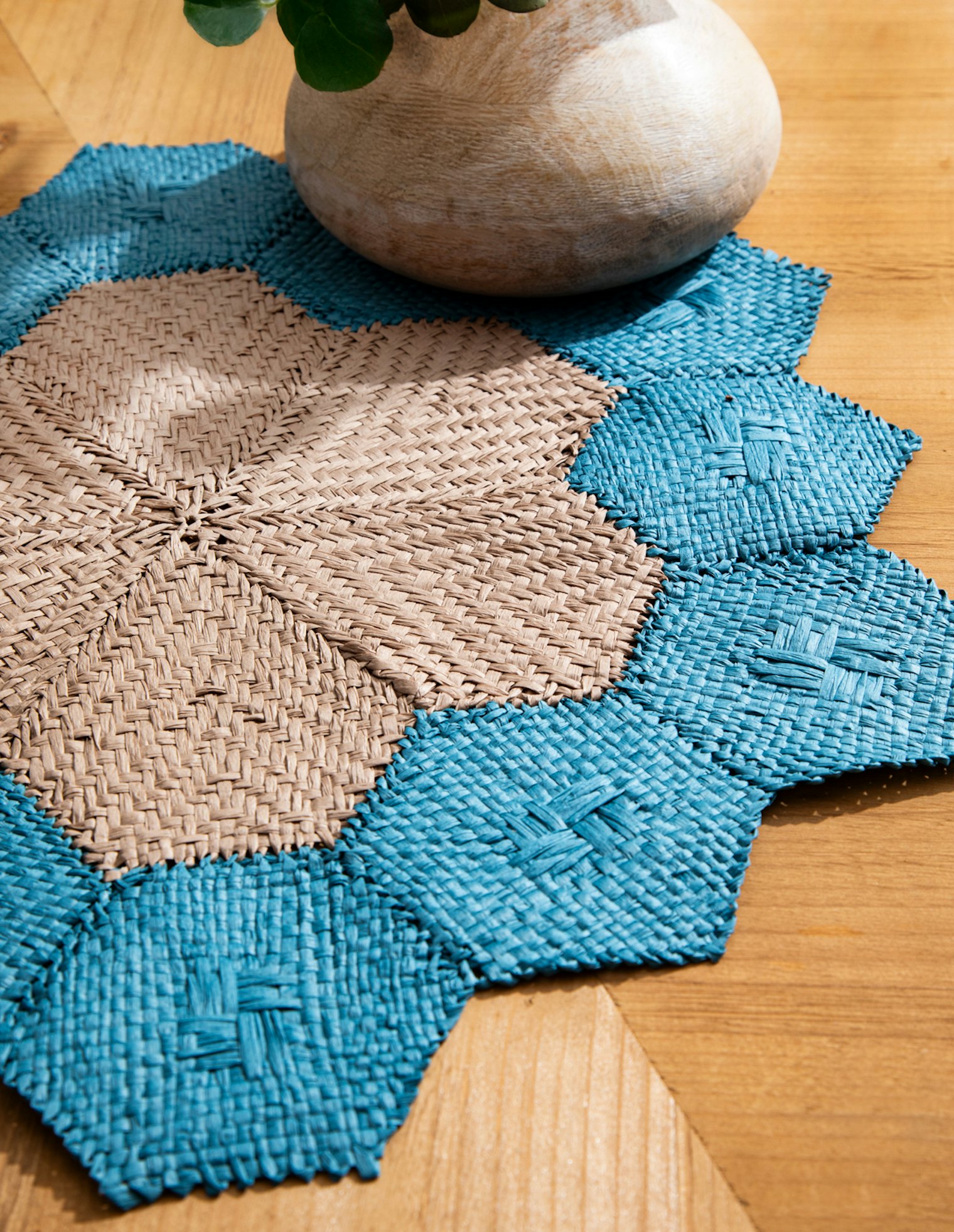 Decorate your dinner table or patio with the beautiful pin-loom Hexie Knot Mat by Gabi van Tassell. The table topper features twill weaving and pick-up patterning,and because it’s woven in raffia, it’s also absorbent and heat resistant.