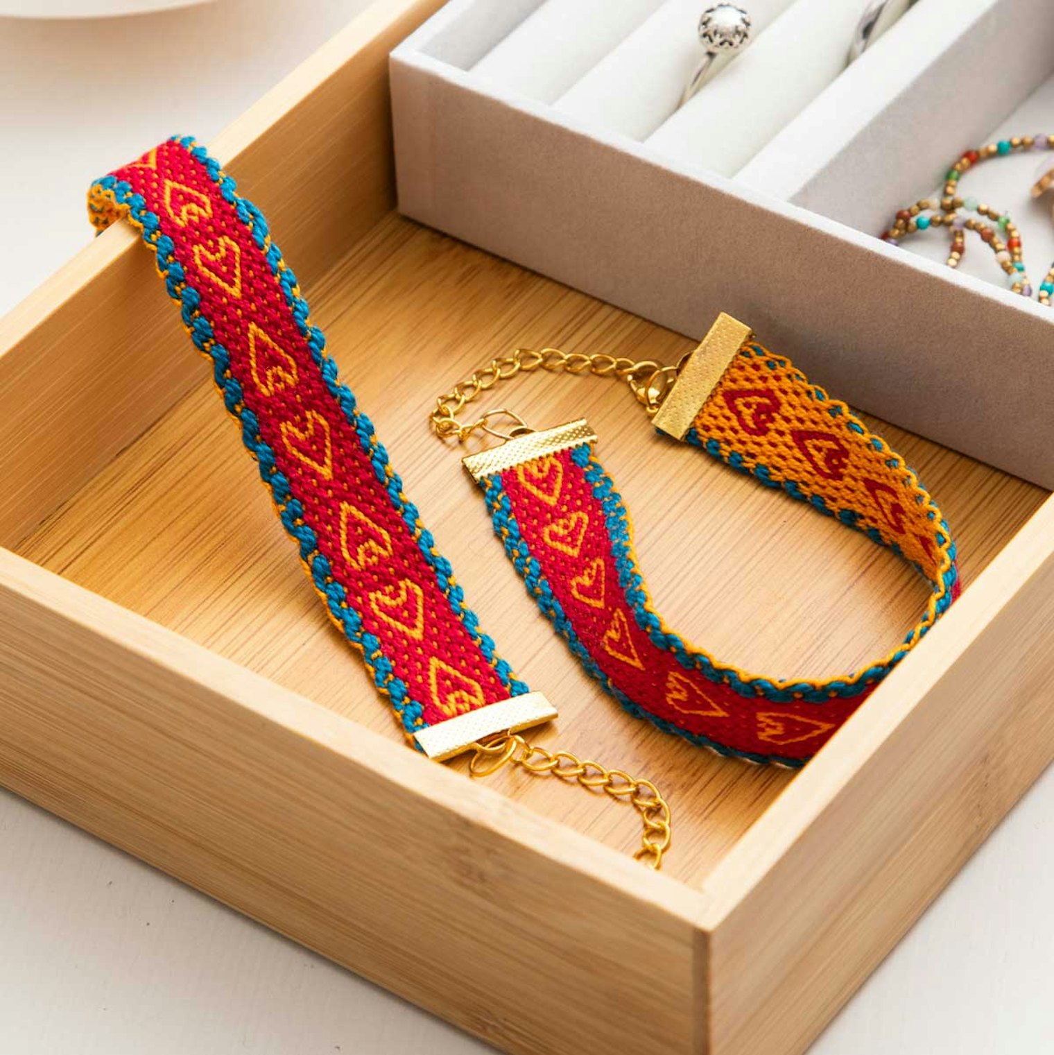 Learn to weave pebble weave and then show off your efforts with these sweet heart bracelets by designer Julie Beers.
