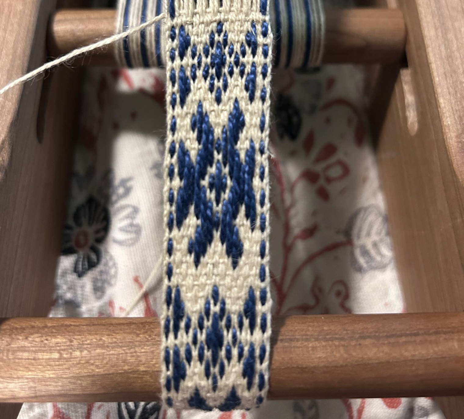 One end of a contrasting color in the border will create a dashed line.