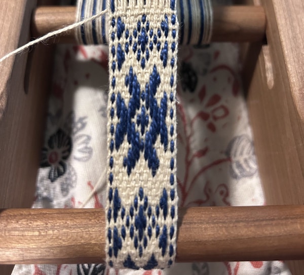 One end of a contrasting color in the border will create a dashed line.