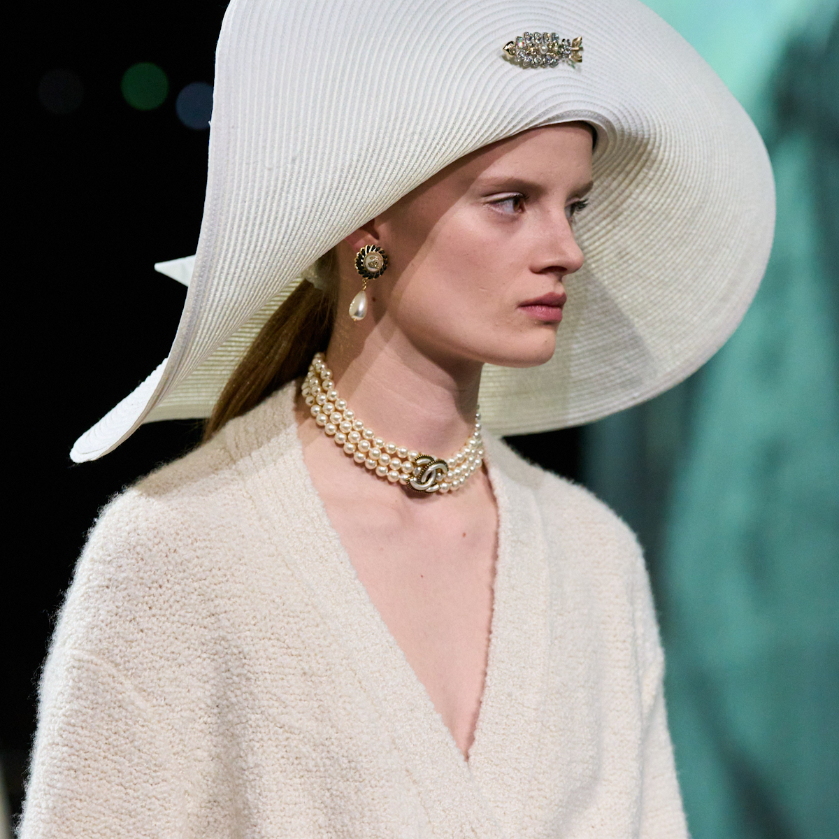 Pearl necklaces, simple or bold? Jewels and bijoux from the autumn ...