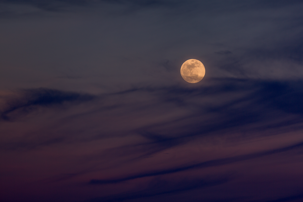 Full Moon of June 11, 2025: Curiosities and Meaning of the Strawberry Moon