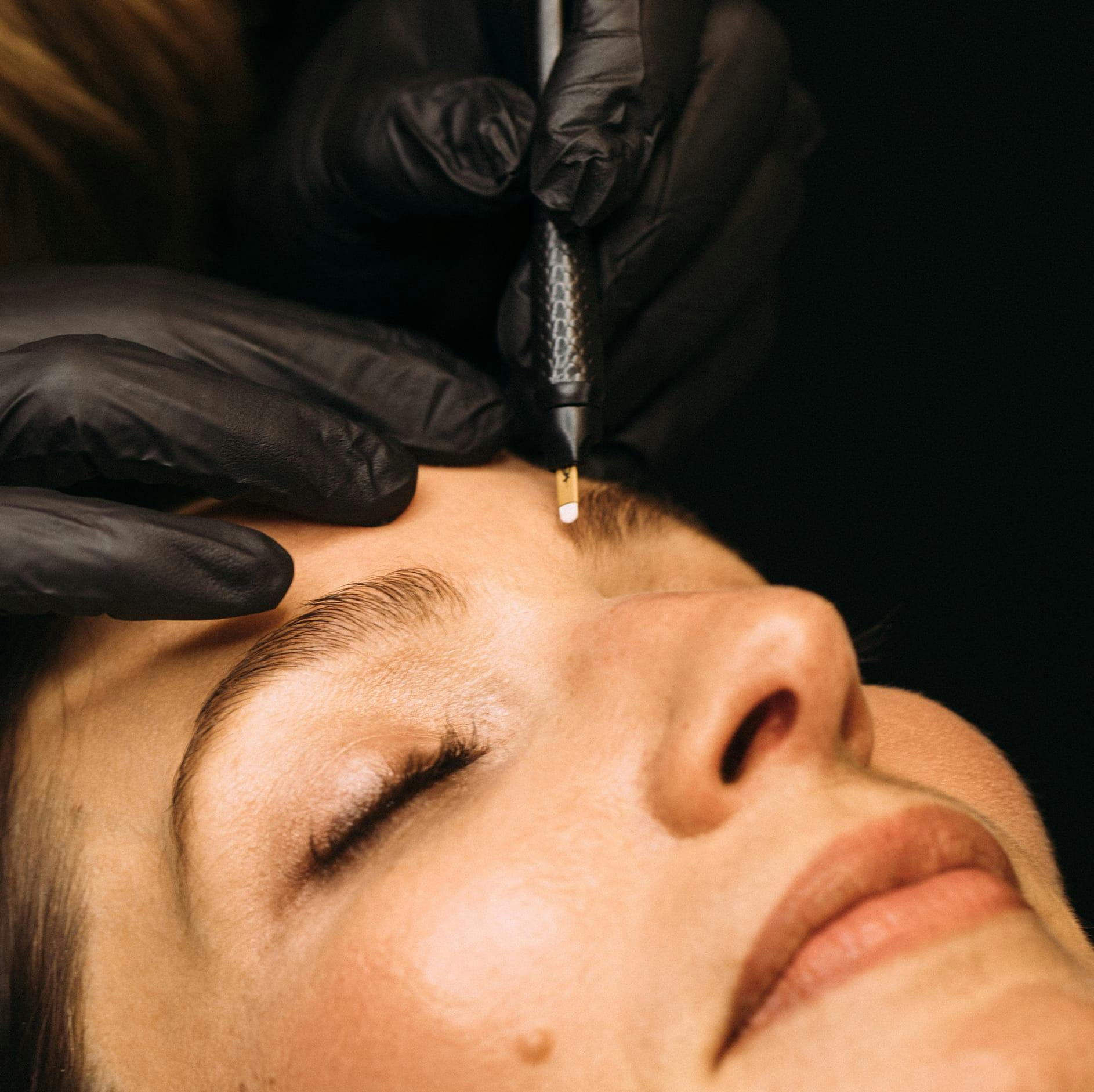 woman getting her eyebrows microbladed