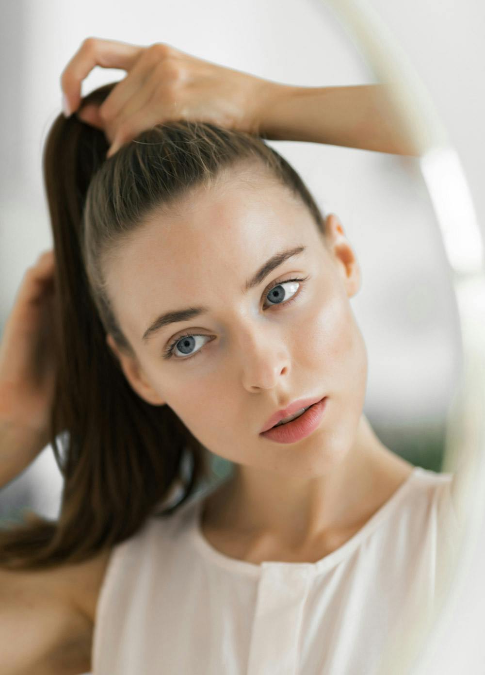 woman putting her hair up