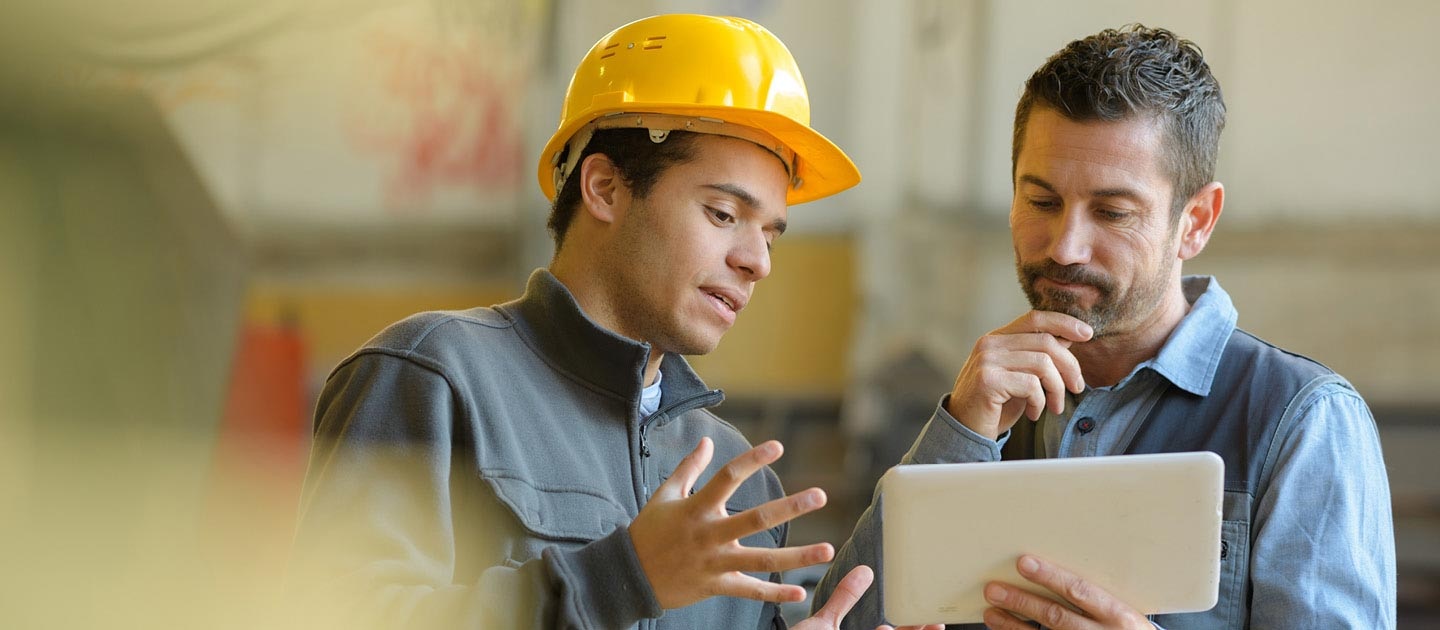 2 Men having safety meeting