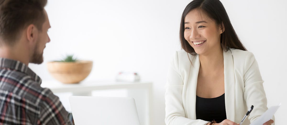 2 people having a meeting