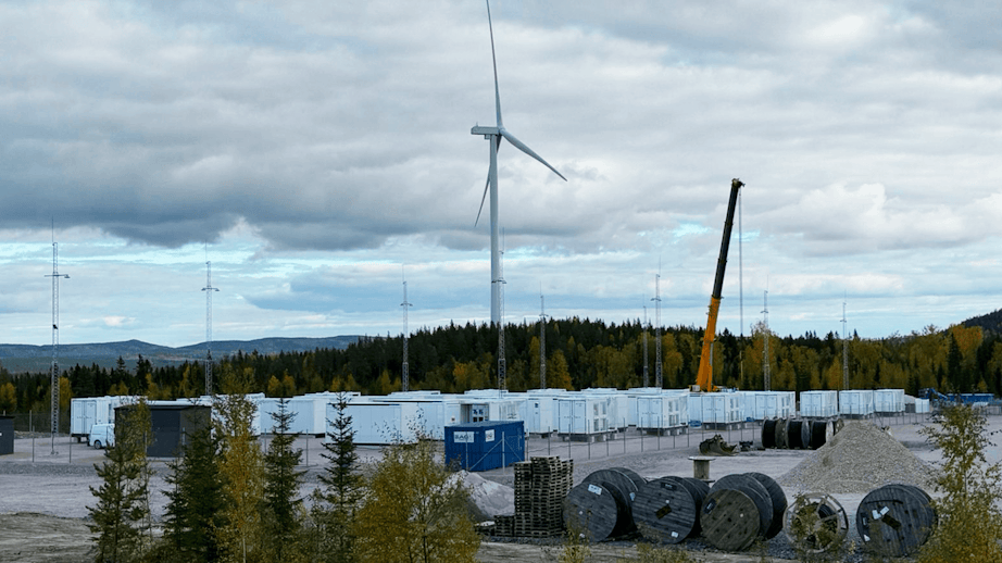 Rast obnoviteľných zdrojov energie zvyšuje potrebu batériových úložísk. Stávajú sa tak perspektívnou investičnou príležitosťou