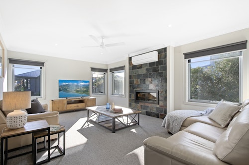 lounge room entertainment area plateau avenue metung hot springs holiday homes