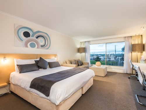 bellevue on the lakes entrance hotel room