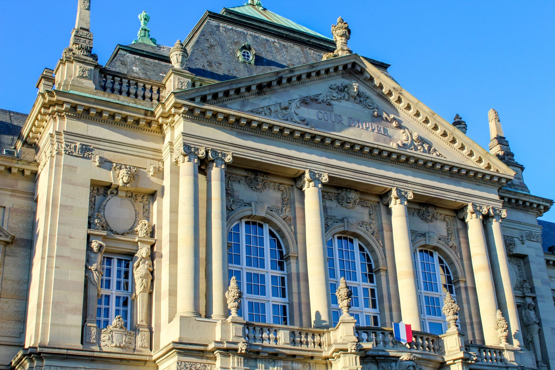 qui assigne en justice Pour saisir les tribunaux civils et notamment le tribunal judiciaire, il est nécessaire d'effectuer une assignation en justice. Explications!
