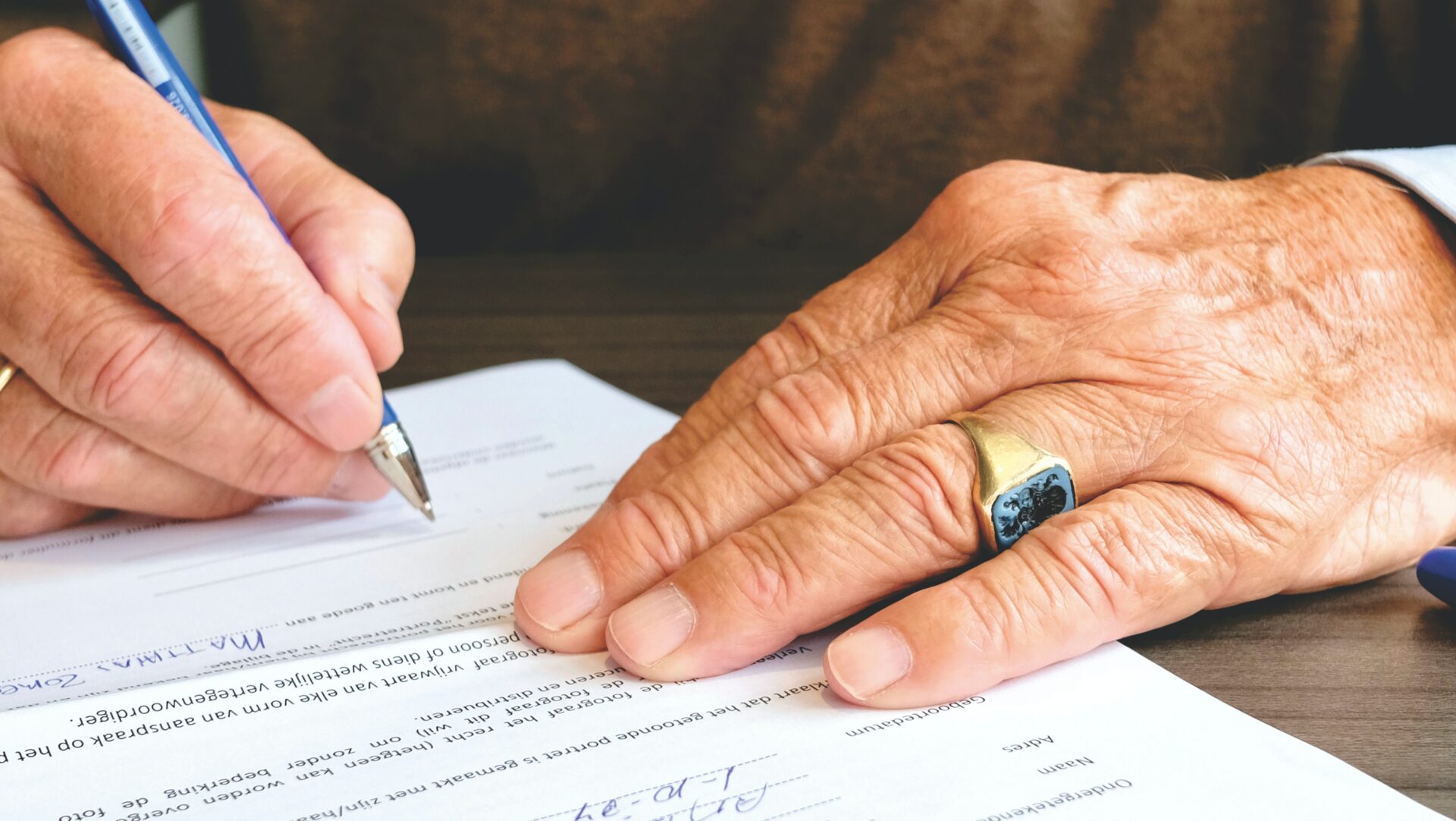 Le testament est un document dans lequel une personne peut désigner les bénéficiaires de ses biens et leur répartition. On vous explique !