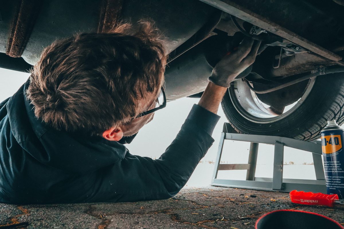 L'image représente une voiture qui passe au contrôle technique.