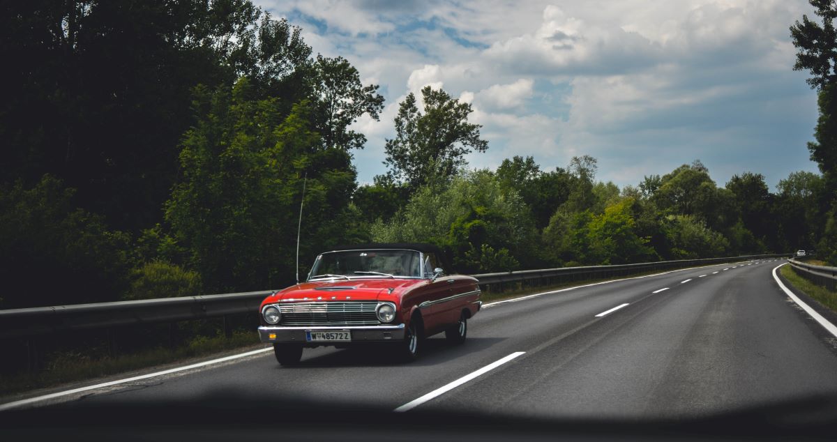 L'image représente une voiture qui roule sans contrôle technique.