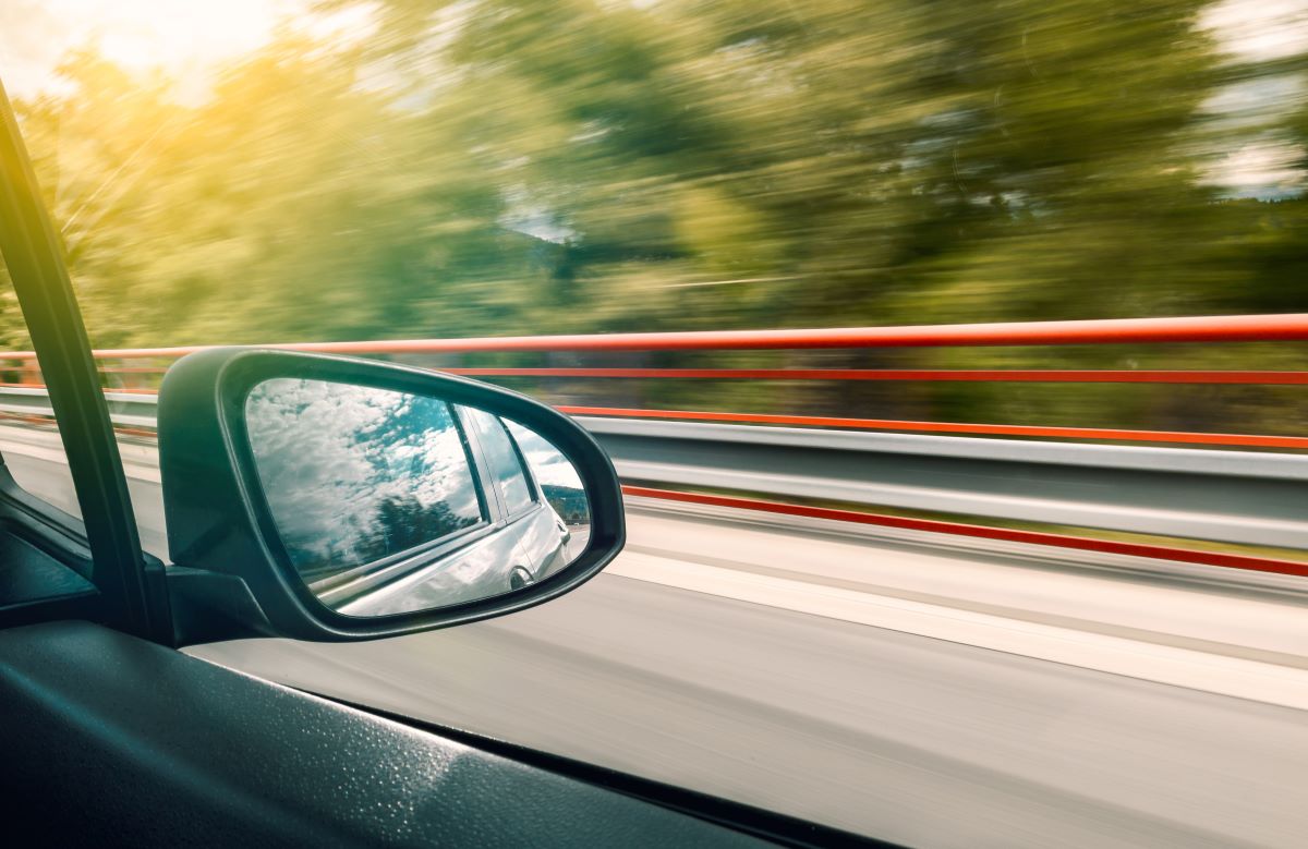 L'image représente un conducteur dont le permis a été retiré suite à un excès de vitesse.