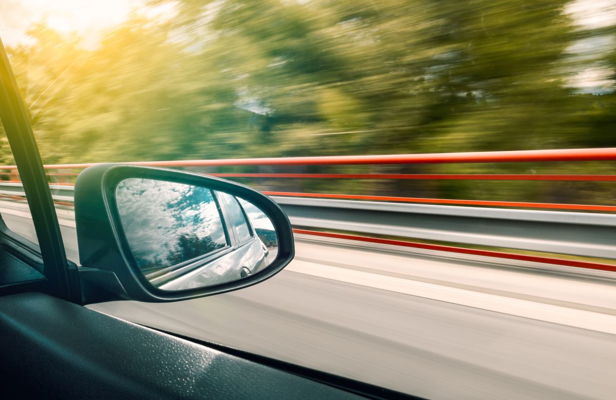 L'image représente un conducteur dont le permis a été retiré suite à un excès de vitesse.