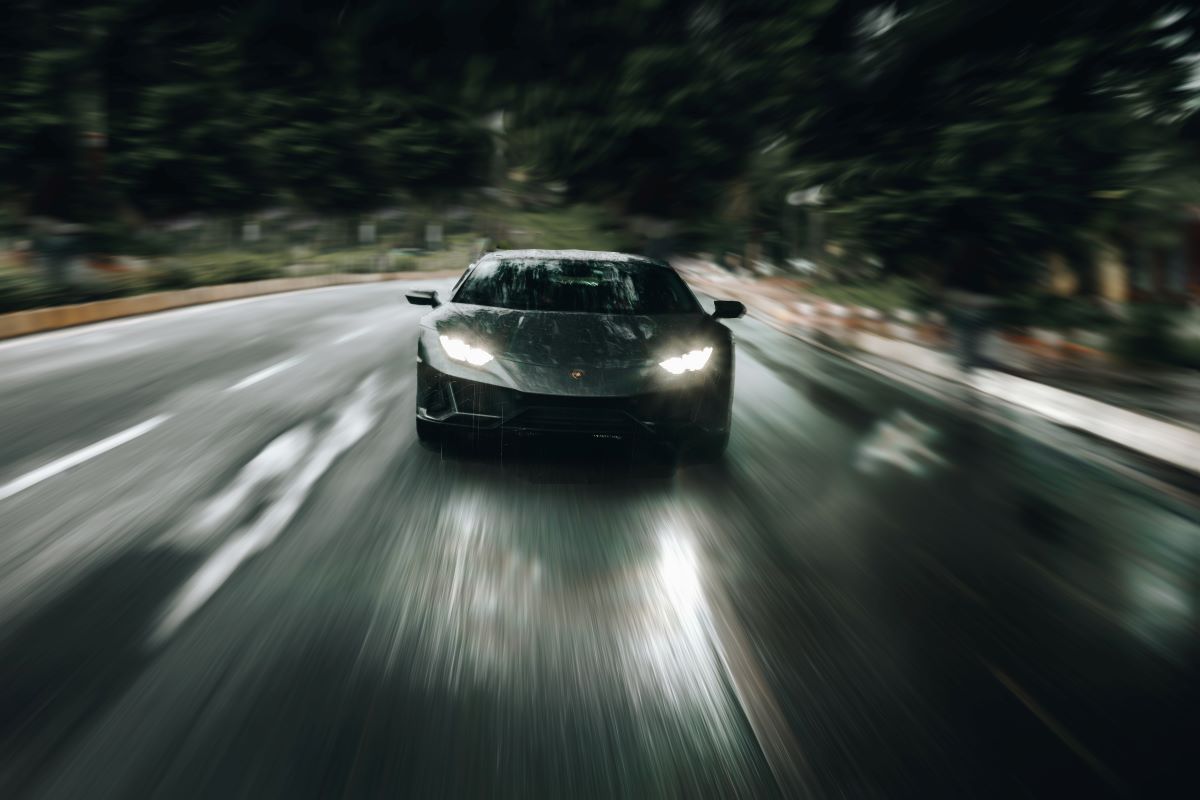 L'image représente un conducteur en excès de vitesse.