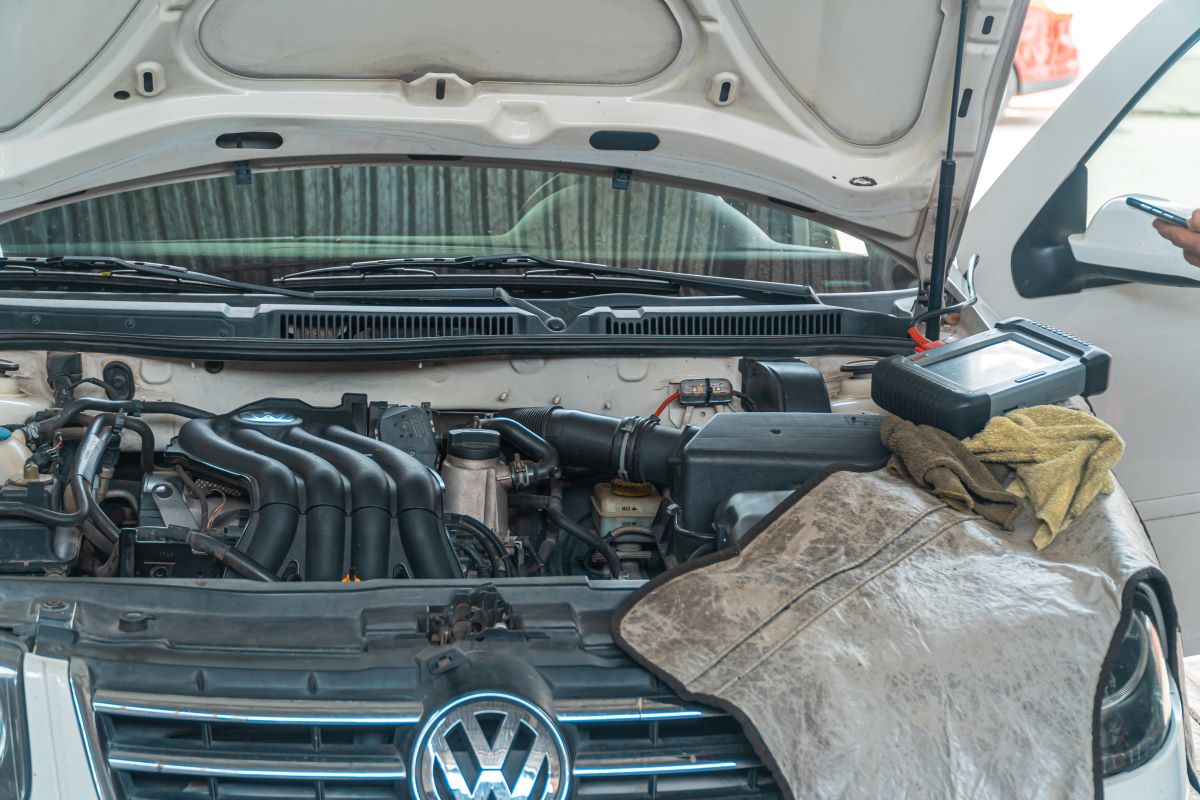 L'image représente un voiture qui passe le contrôle technique.