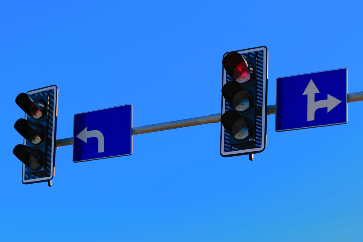 L'image représente un feu stop qui engendre une contravention lorsqu'un conducteur ne s'arrête pas lorsqu'il est rouge.