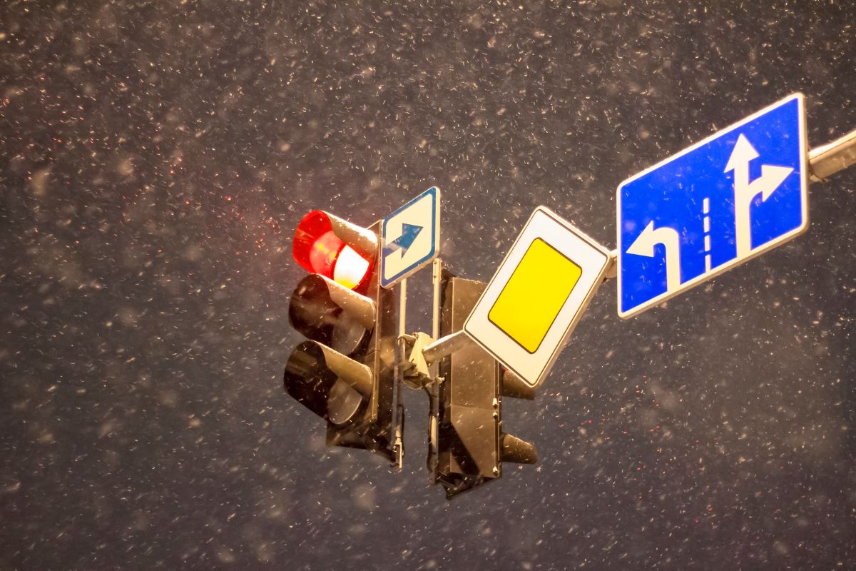 L'image représente de la signalisation routière faisant l'objet d'une contravention lorsqu'un conducteur ne les respecte pas.