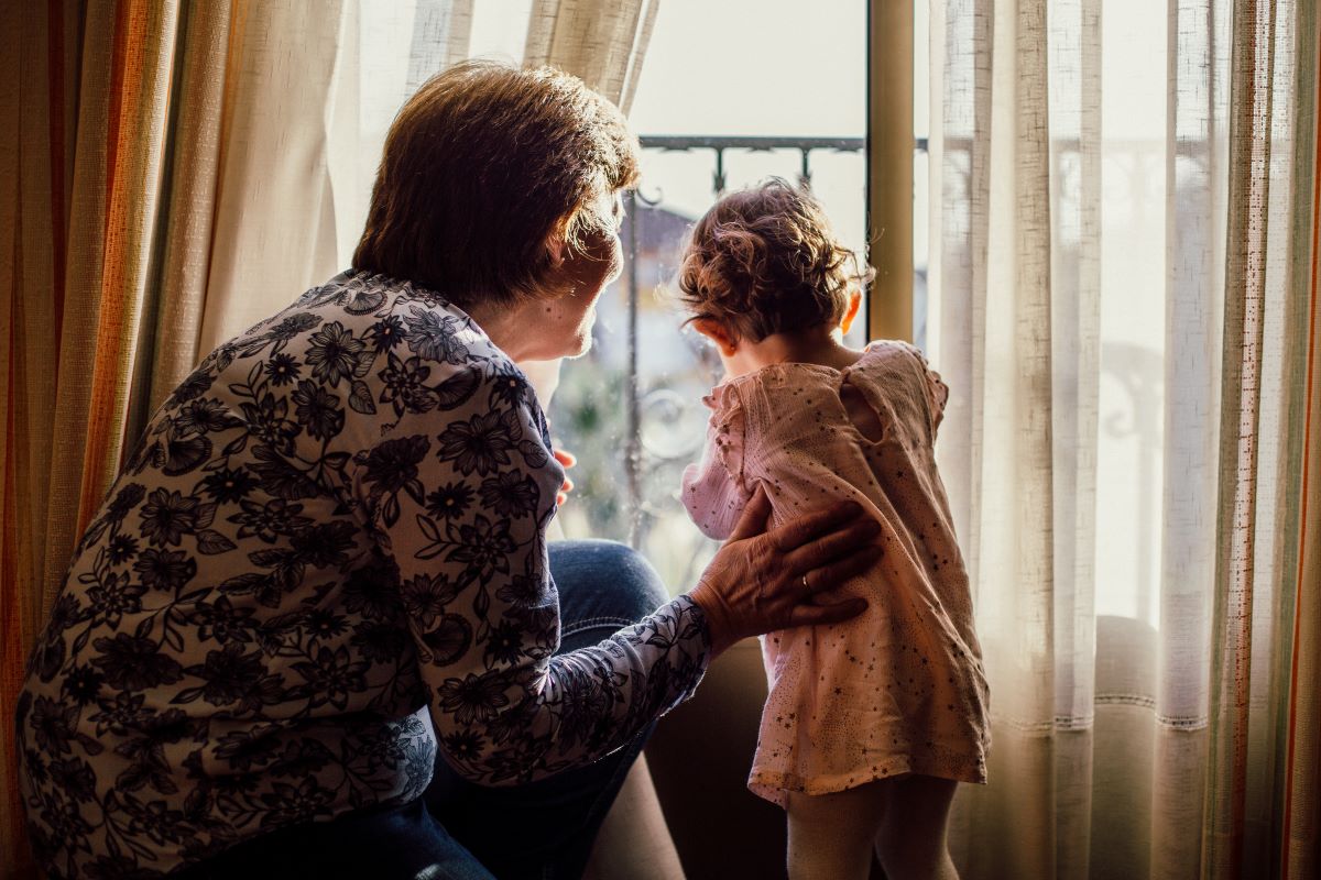 Cette image représente une grand-mère qui souhaite faire une donation à son petit-enfant.