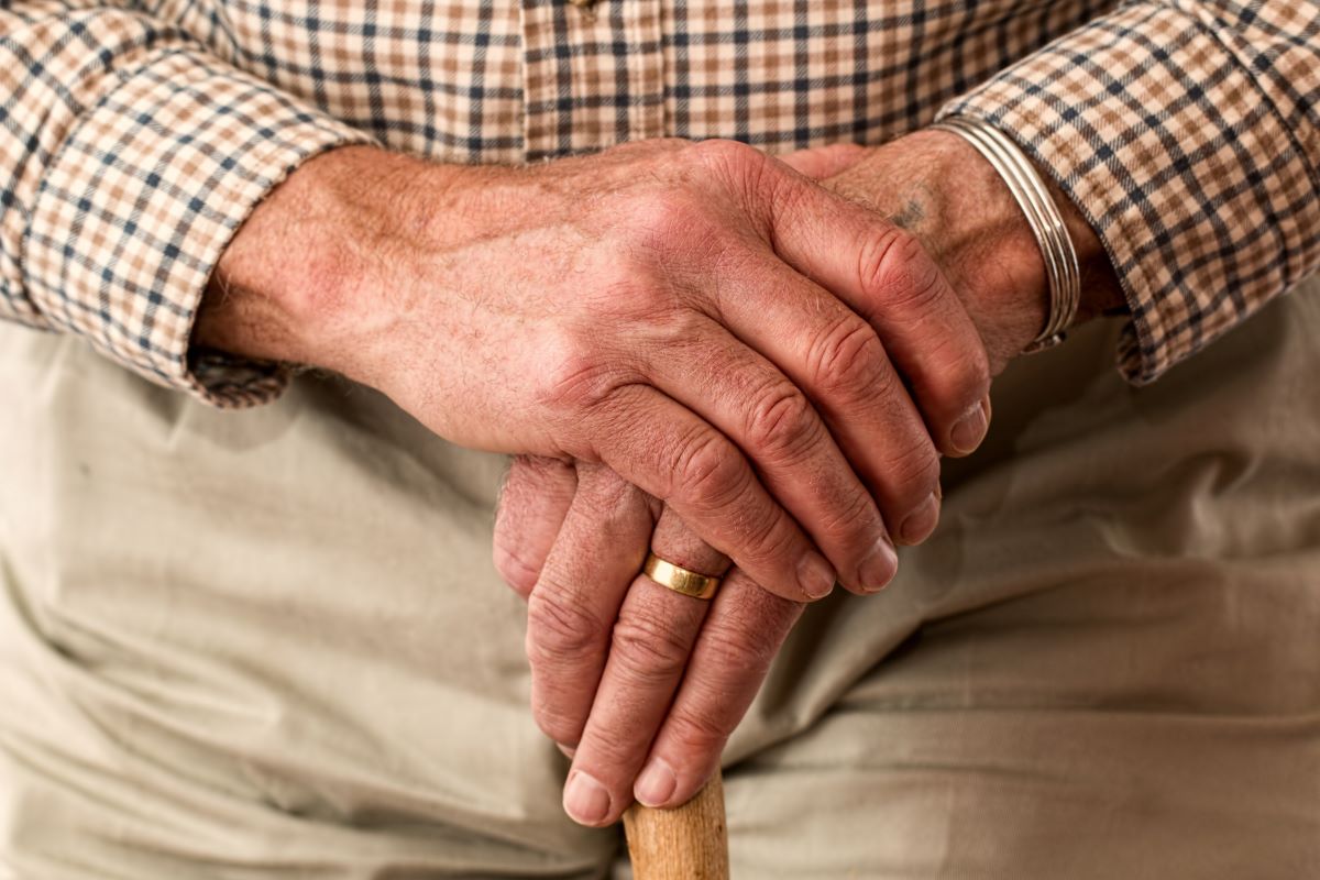 L'image représente une personne âgée bénéficiant de l'APA, qui va être remboursée sur sa succession.