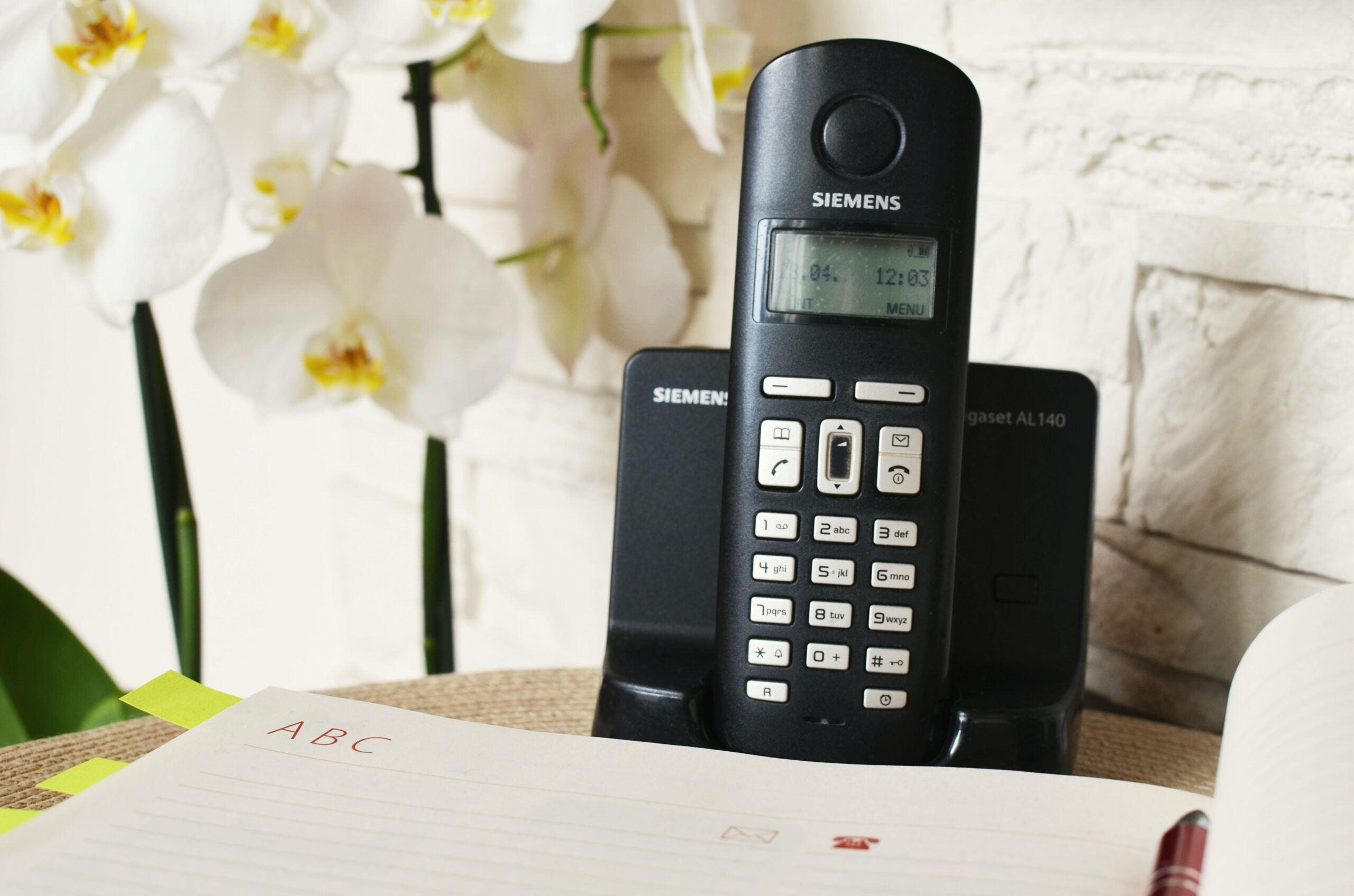 L'image représente un téléphone fonctionnant à l'aide d'un abonnement orange, dont le propriétaire a reçu des spams.