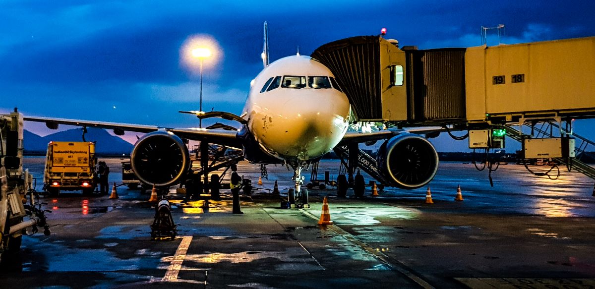 L'image représente un avion, à bord duquel certains passagers se sont vu refuser l'embarquement.