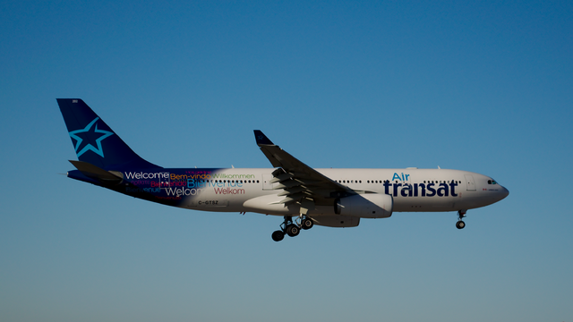 L'image illustre un vol air transat.