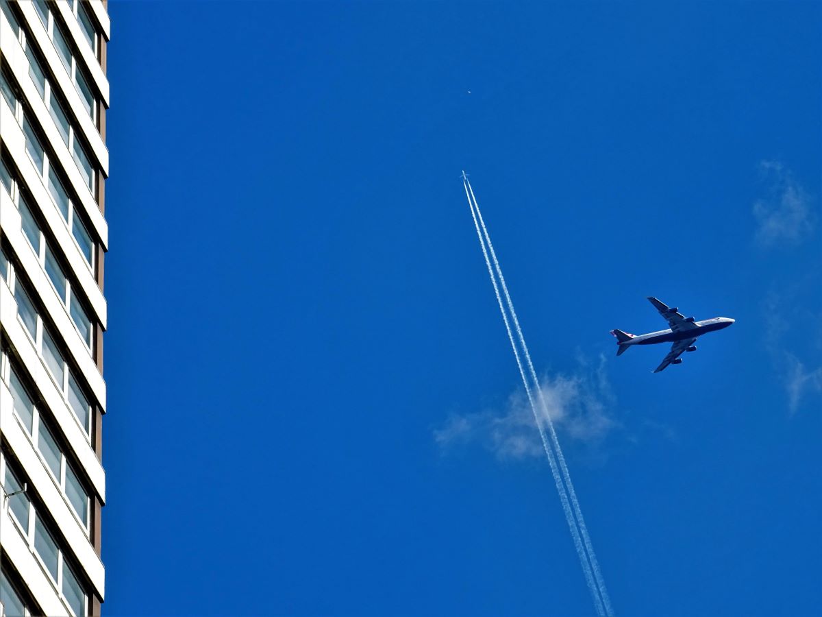 L'image représente un avion qui a été retardé et dont les passagers souhaitent réclamer une indemnisation. En cas de refus par la compagnie aérienne, ces passagers pourront déposer plainte.