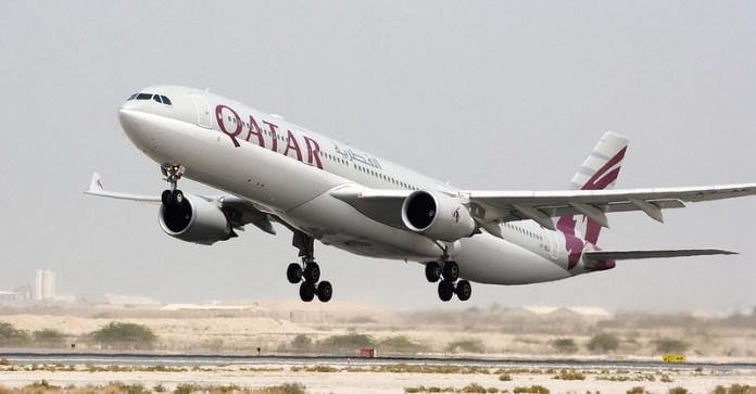 L'image représente un vol Qatar Airways