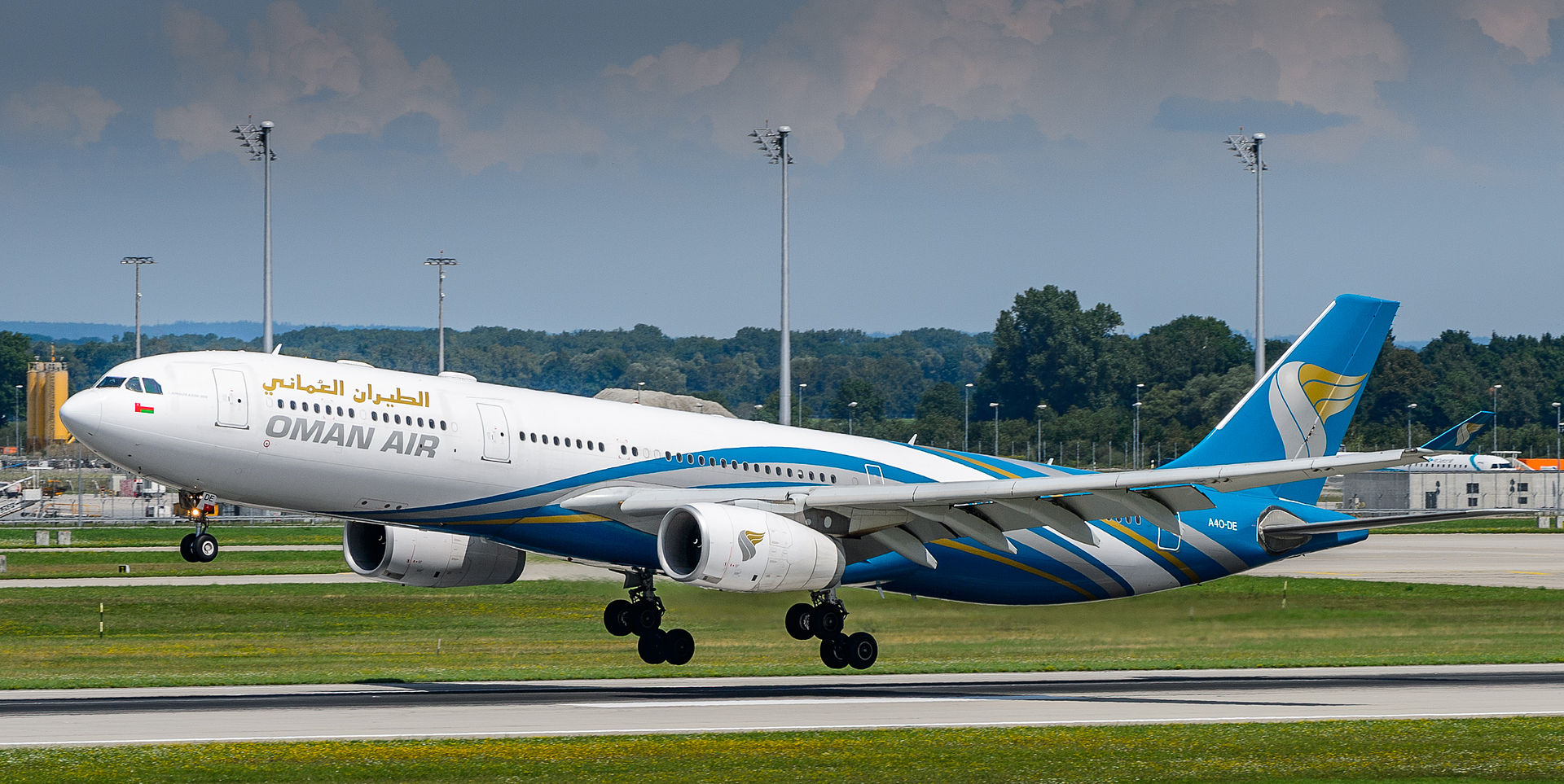 Cette image représente un avion Oman Air qui a été retardé et dont les passagers se demandent s'il peuvent obtenir une indemnisation.