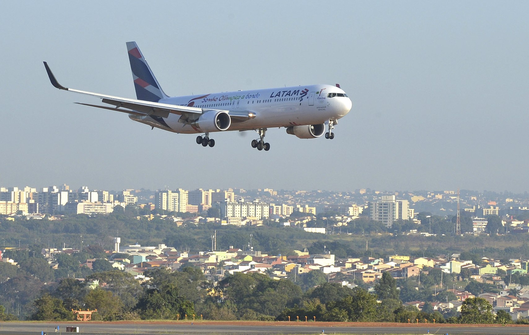 Brasília - Chega a Brasília o avião trazendo a lanterna que contém a Chama Olímpica (Antonio Cruz/Agência Brasil)