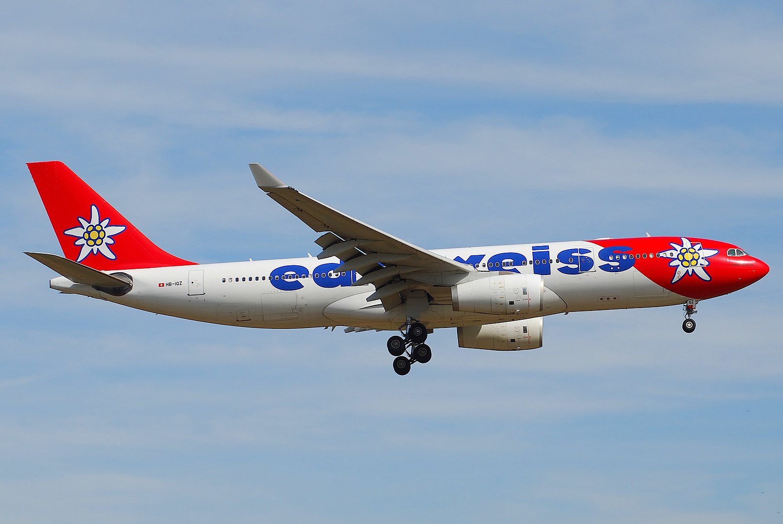 Cette image représente un avion Edelweiss Airlines qui a été retardé et dont les passagers se demandent s'il peuvent obtenir une indemnisation.