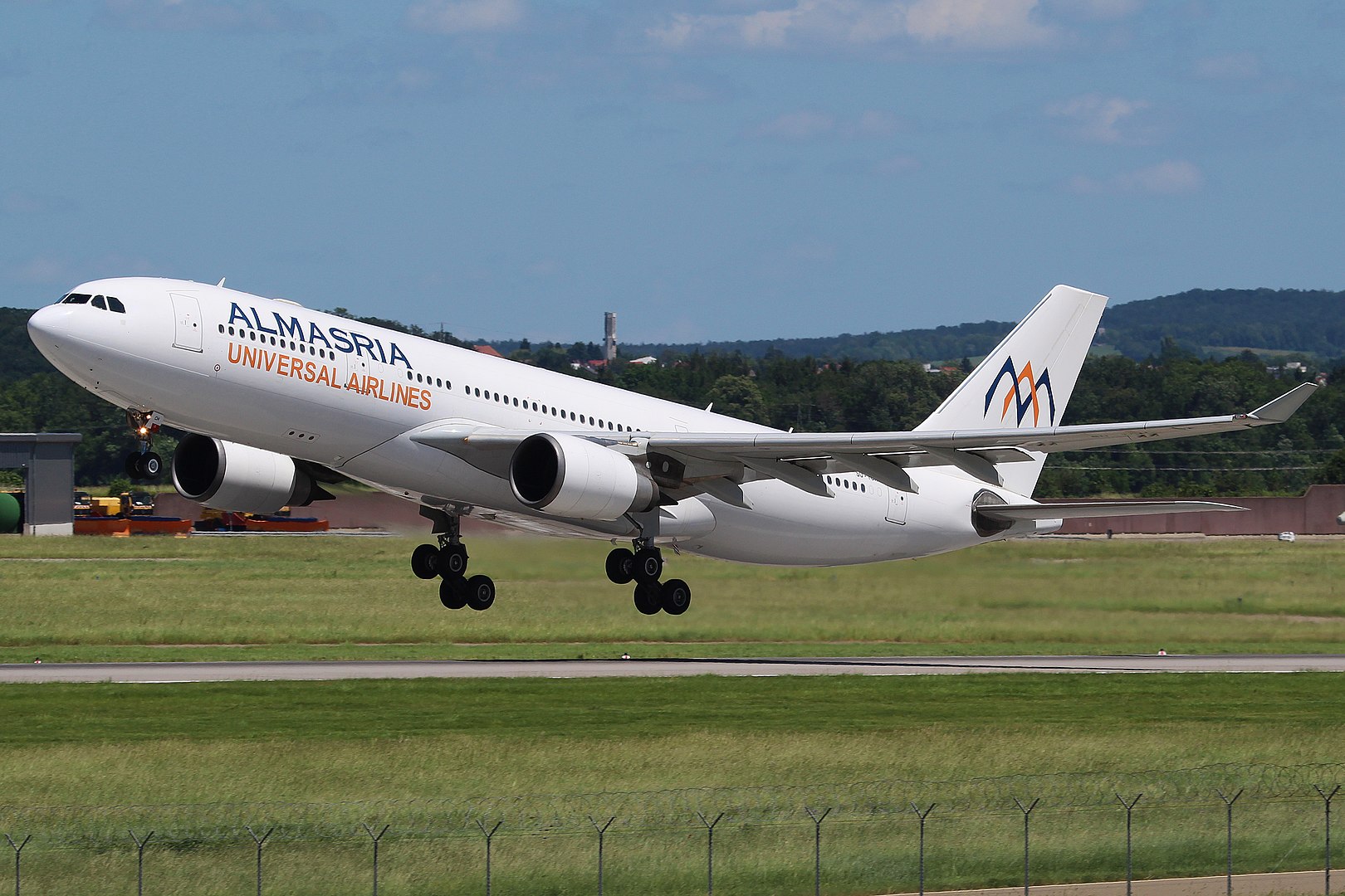 Cette image représente un avion AlMasri Airlines qui a été retardé et dont les passagers se demandent s'il peuvent obtenir une indemnisation.