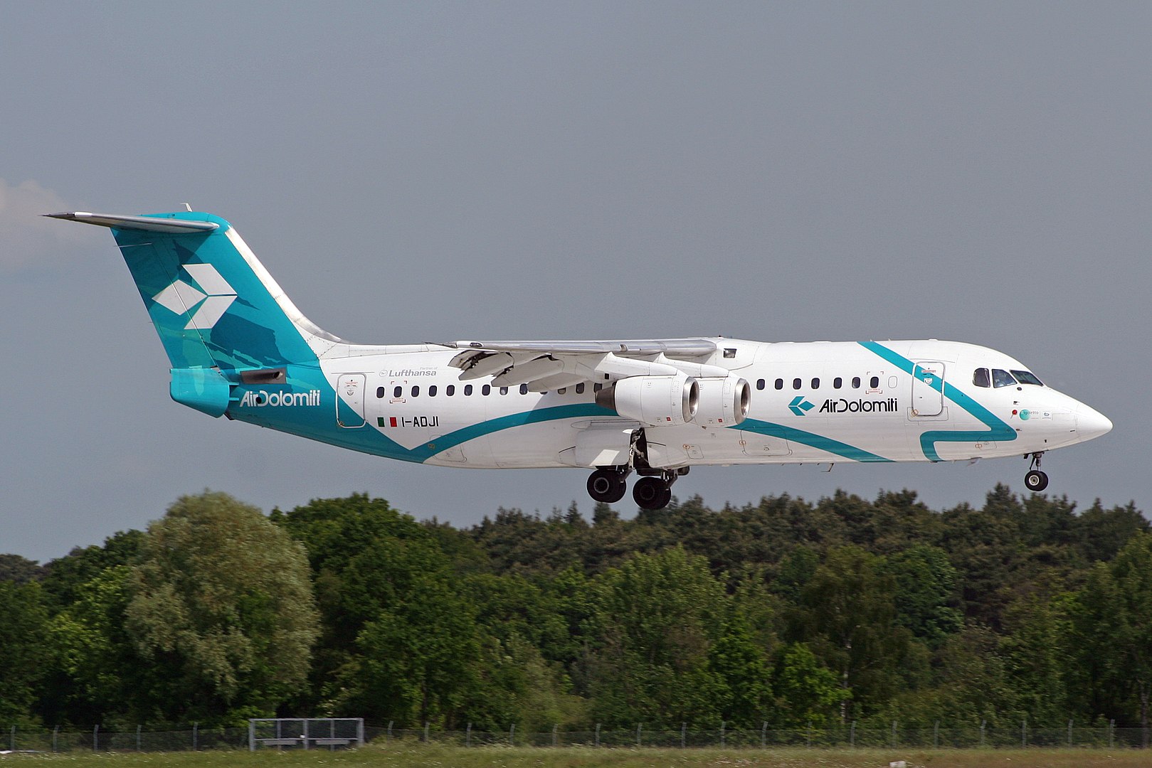 Cette image représente un avion Air Dolomiti qui a été retardé et dont les passagers se demandent s'il peuvent obtenir une indemnisation.