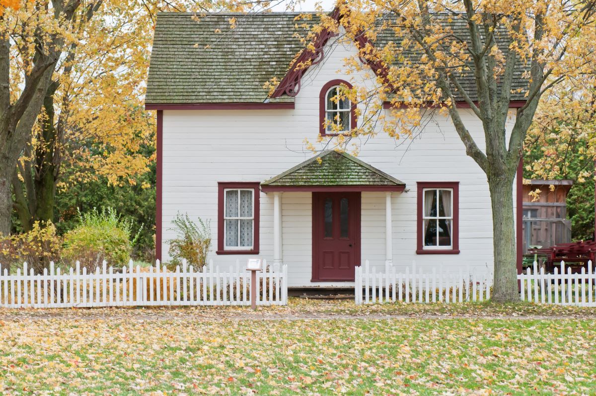 L'image représente une maison, pour la réparation de laquelle le propriétaire doit payer une franchise à son assurance habitation.