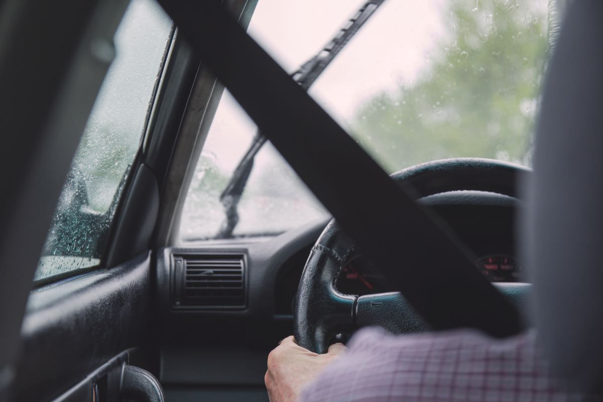 Cette image représente une personne au volant de sa voiture qui se demande quel impact aura la loi Chatel sur son assurance auto.